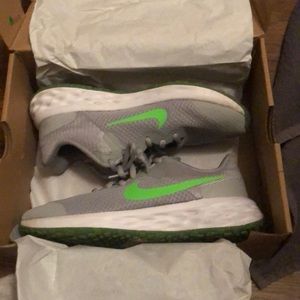 I’m selling these because I can’t fit them anymore and their like brand new